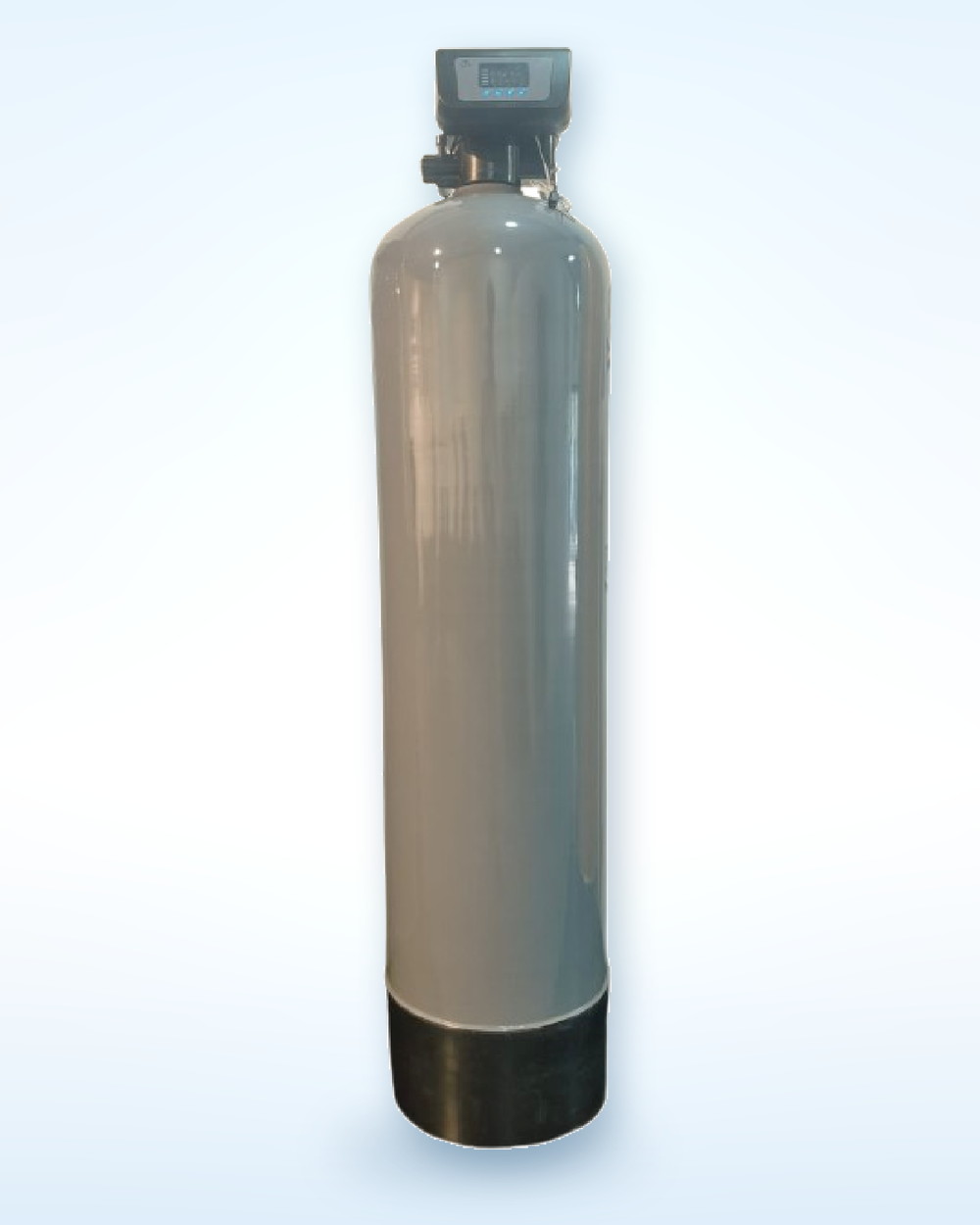 Large capacity commercial sand and carbon filtration vessel with automatic multiport valve
